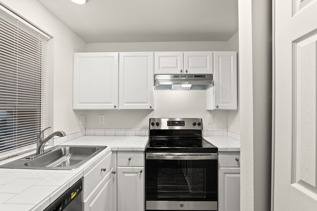 Building Photo - RECENTLY UPDATED 2 BEDROOM 1.5 BATH TOWNHO...