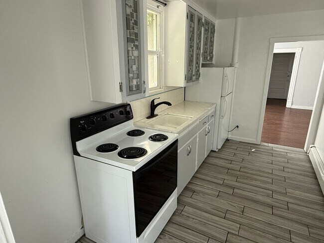 Building Photo - Beautiful one bedroom in the heart of the ...