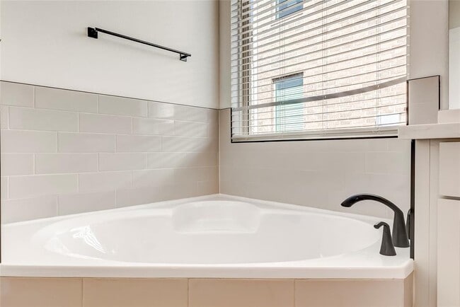 Building Photo - 2824 Stone Branch Dr