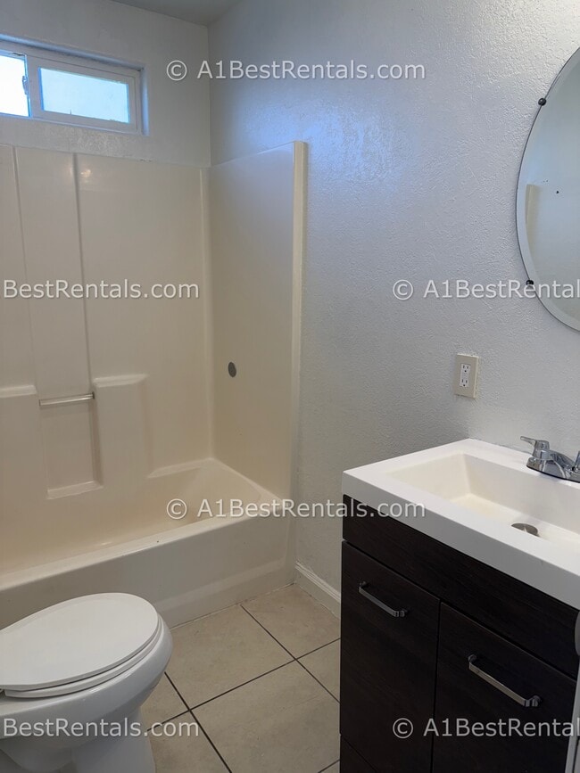 Building Photo - 1905 John St