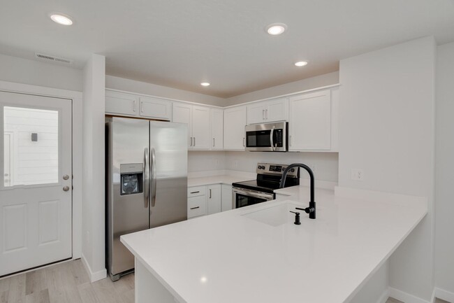 Building Photo - 2 Bedroom Cottage Now Available!