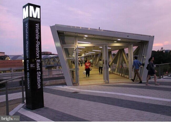 Building Photo - 1984 Crescent Park Dr