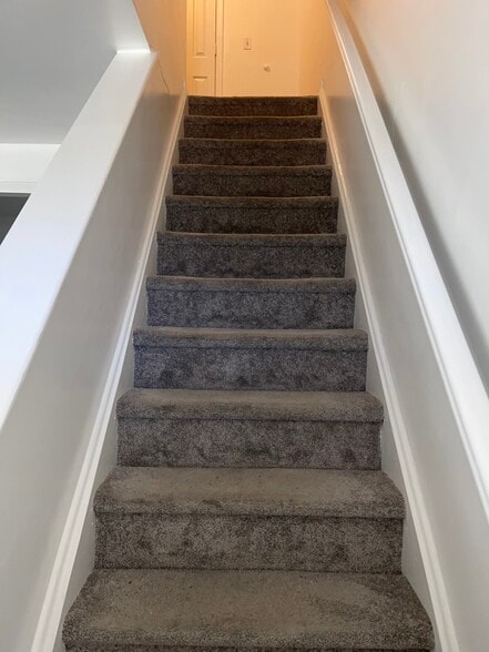 Building Photo - 147 Holmes St