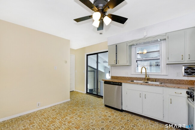 Building Photo - 90 Mary Ellen Dr