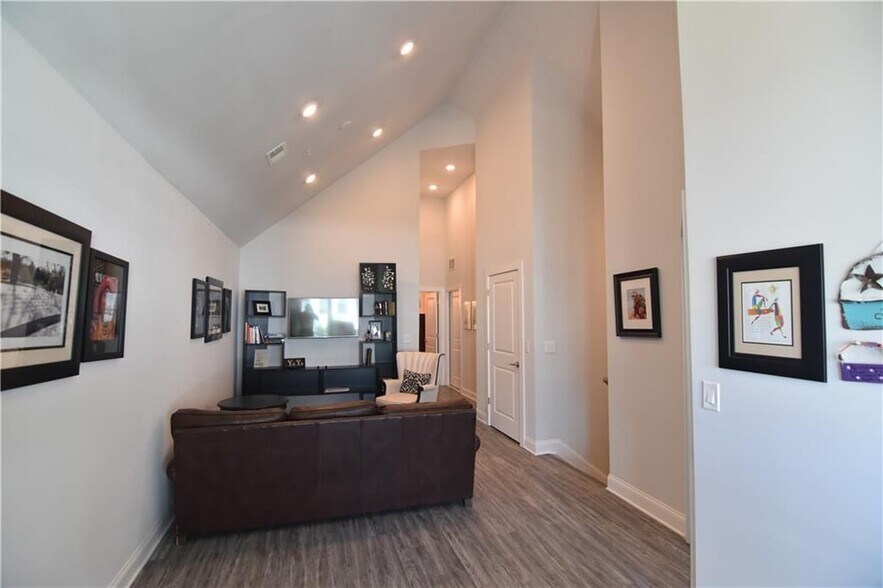 Building Photo - 137 Pearl St