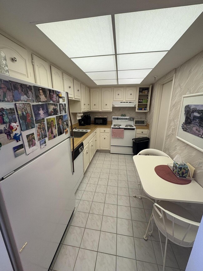 Building Photo - 6895 Willow Wood Dr