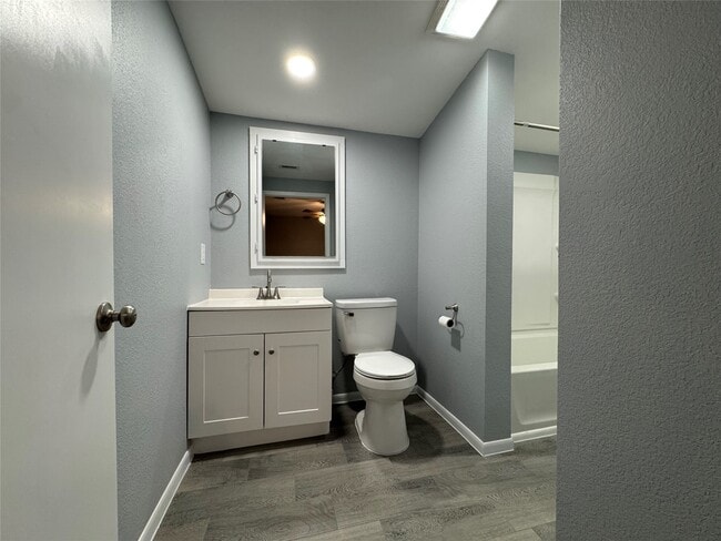 Building Photo - 514 Bertloma St