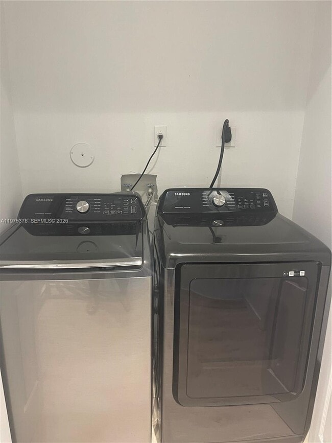 Building Photo - 942 NE 42nd Pl