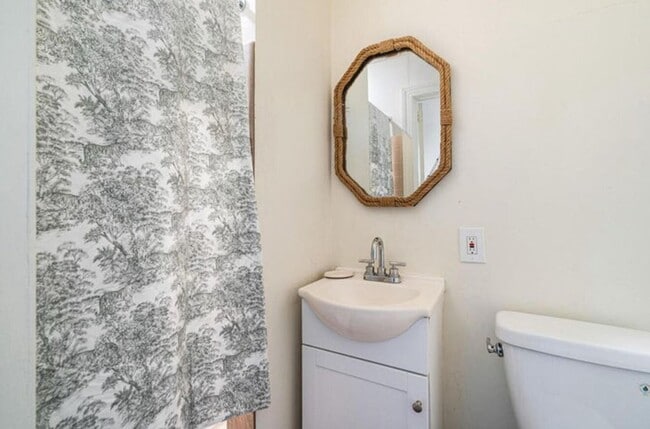 Building Photo - 5301 N Flagler Dr