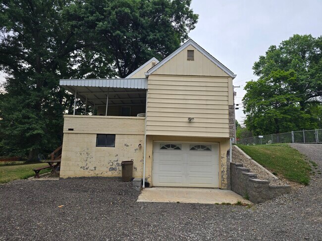 Building Photo - 302 South Dr