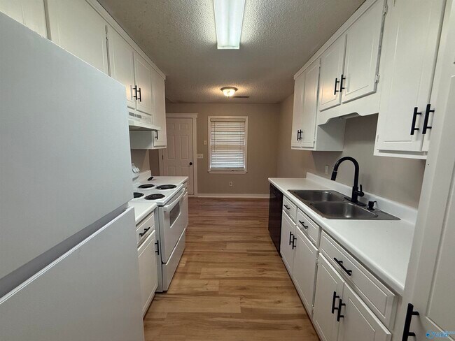 Building Photo - 143 Hollington Dr NE