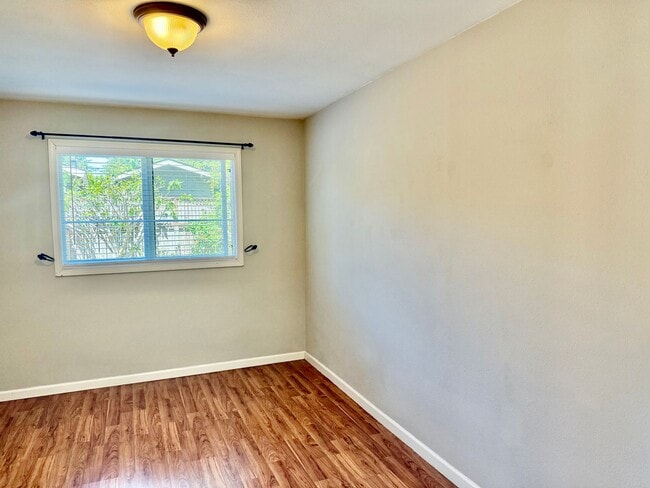 Building Photo - Charming 2 bed, 1 bath Edmonds Apartment H...