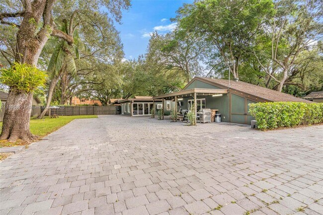 Building Photo - 6830 SW 69th Ave