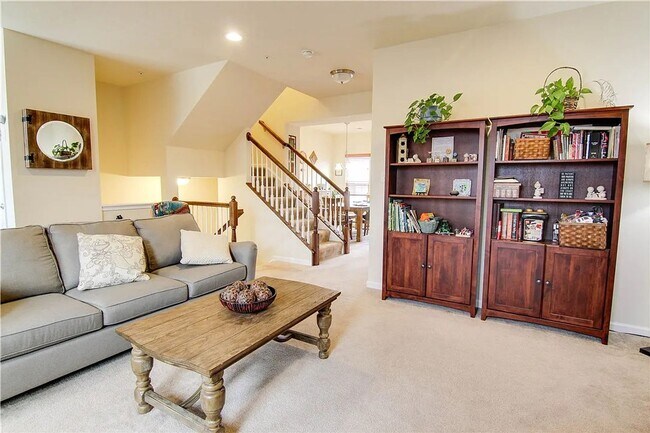 Building Photo - Beautiful 3-Bedroom, 2.5-Bath Townhome in Wexford available September 1!