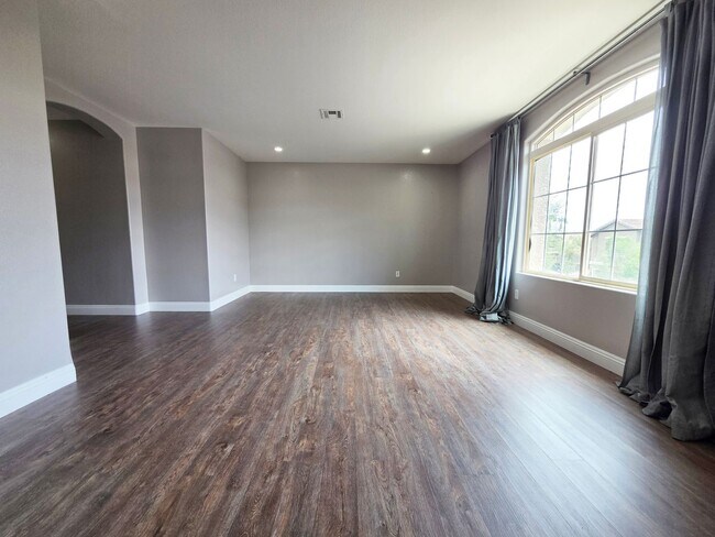 Building Photo - Spacious 3 Bed + Loft & Den with Soaring Ceilings