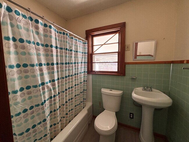 Building Photo - 3 Bedrooms, 1 Bathroom - Home in Armuchee!