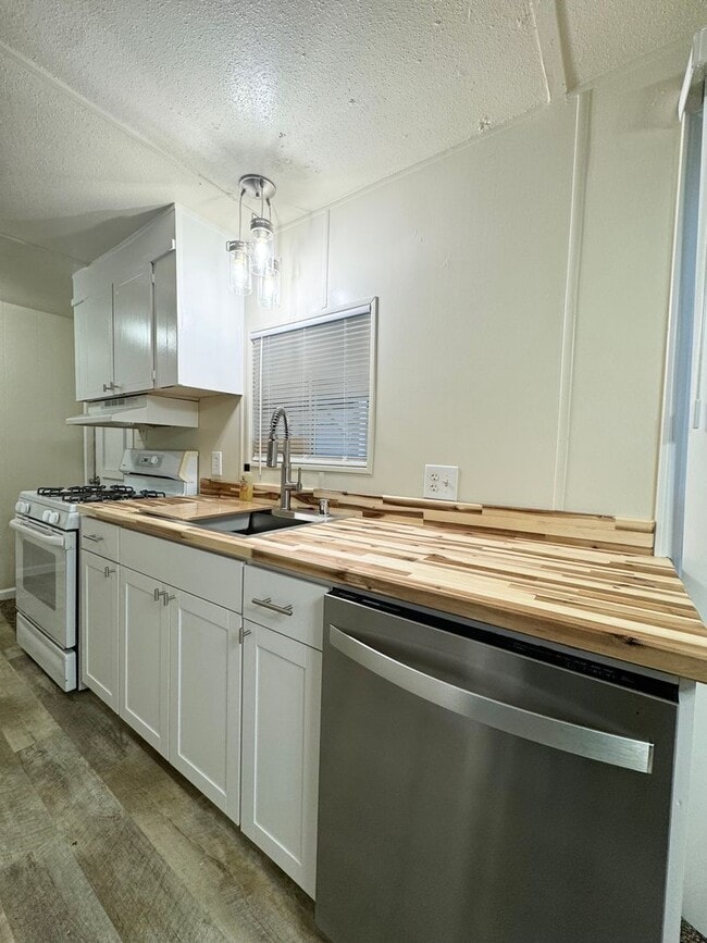 Building Photo - Looking for Tranquility? Look No Further!