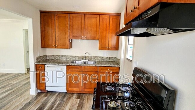 Building Photo - 934 N Florence Ave