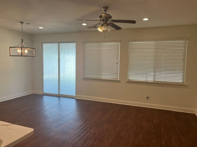 Building Photo - Dinuba House For Rent