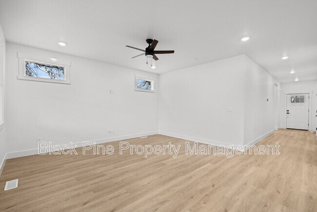 Building Photo - 4642 N Maple Grove Rd