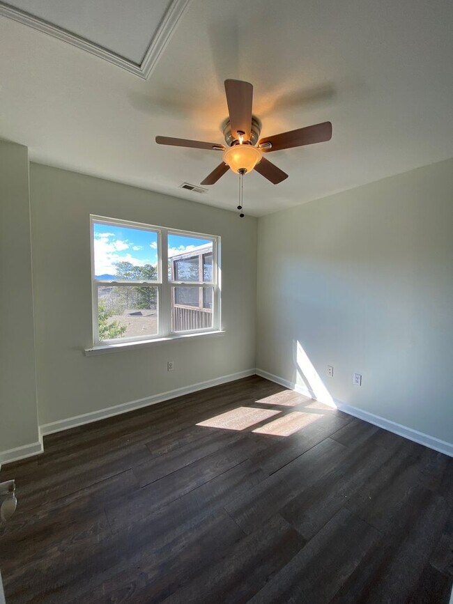 Building Photo - West AVL - Spacious Home in Scenic Bluff S...