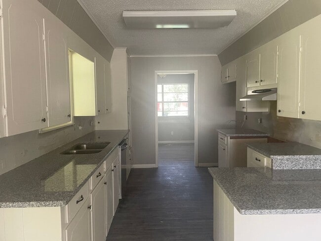 Building Photo - 3/2/2 SHISD Fenced Yard and Pet Friendly