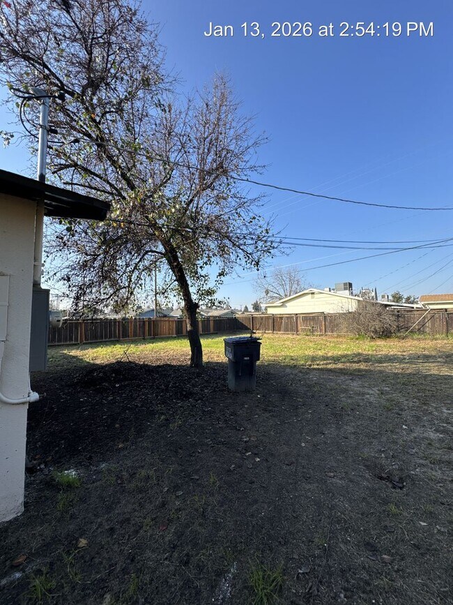 Building Photo - Charming Home Available Now!!