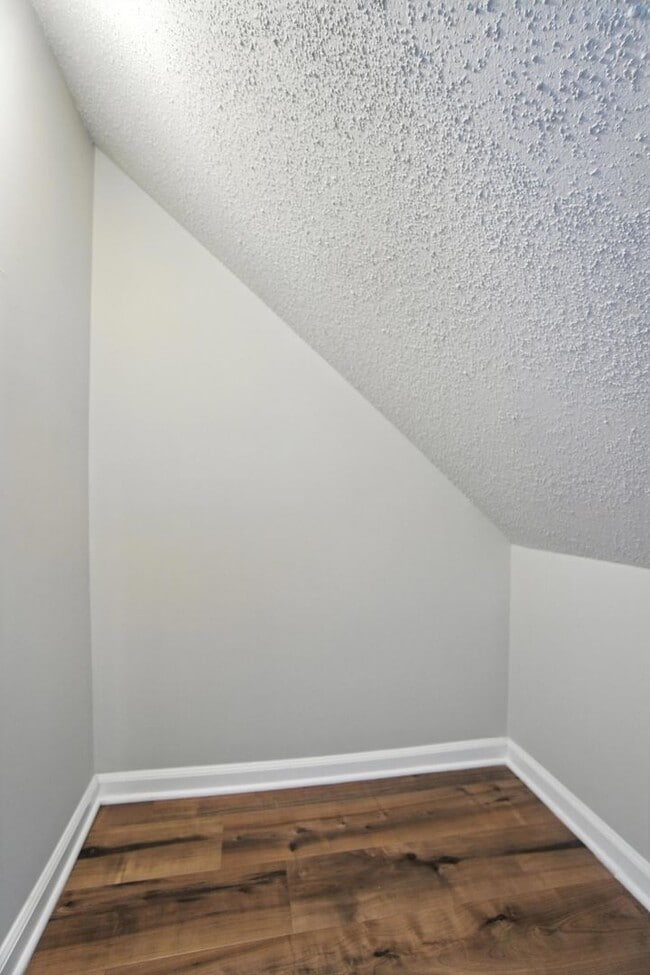 Building Photo - Updated Brick Condo in the Heart of Downto...
