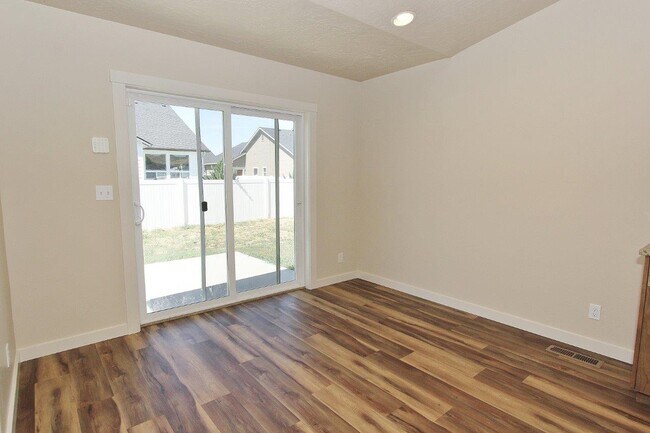 Building Photo - 4044 Queen Anne Dr