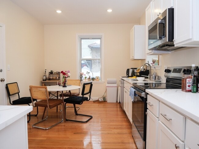 Building Photo - 10 Beals St