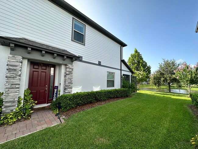 Building Photo - Lease this 3BR End-Unit Townhome in Gated Community with Water View!