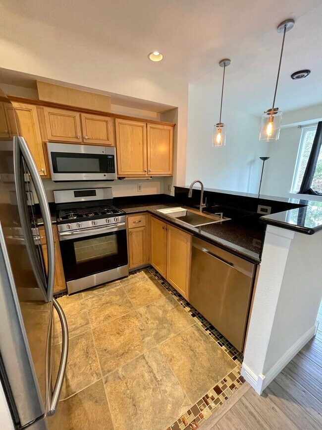 Building Photo - Issaquah Townhouse at Peregrine Point...