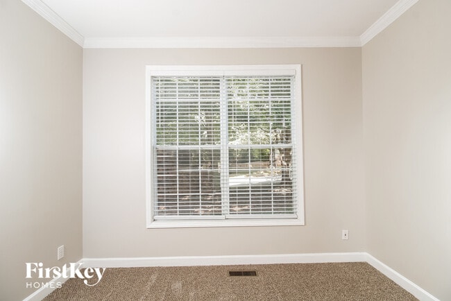 Building Photo - 501 Willowview Dr