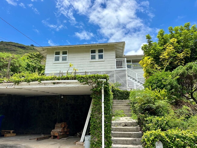 Building Photo - Renovated 3BR/2BA Home with Ocean Views – Aina Haina
