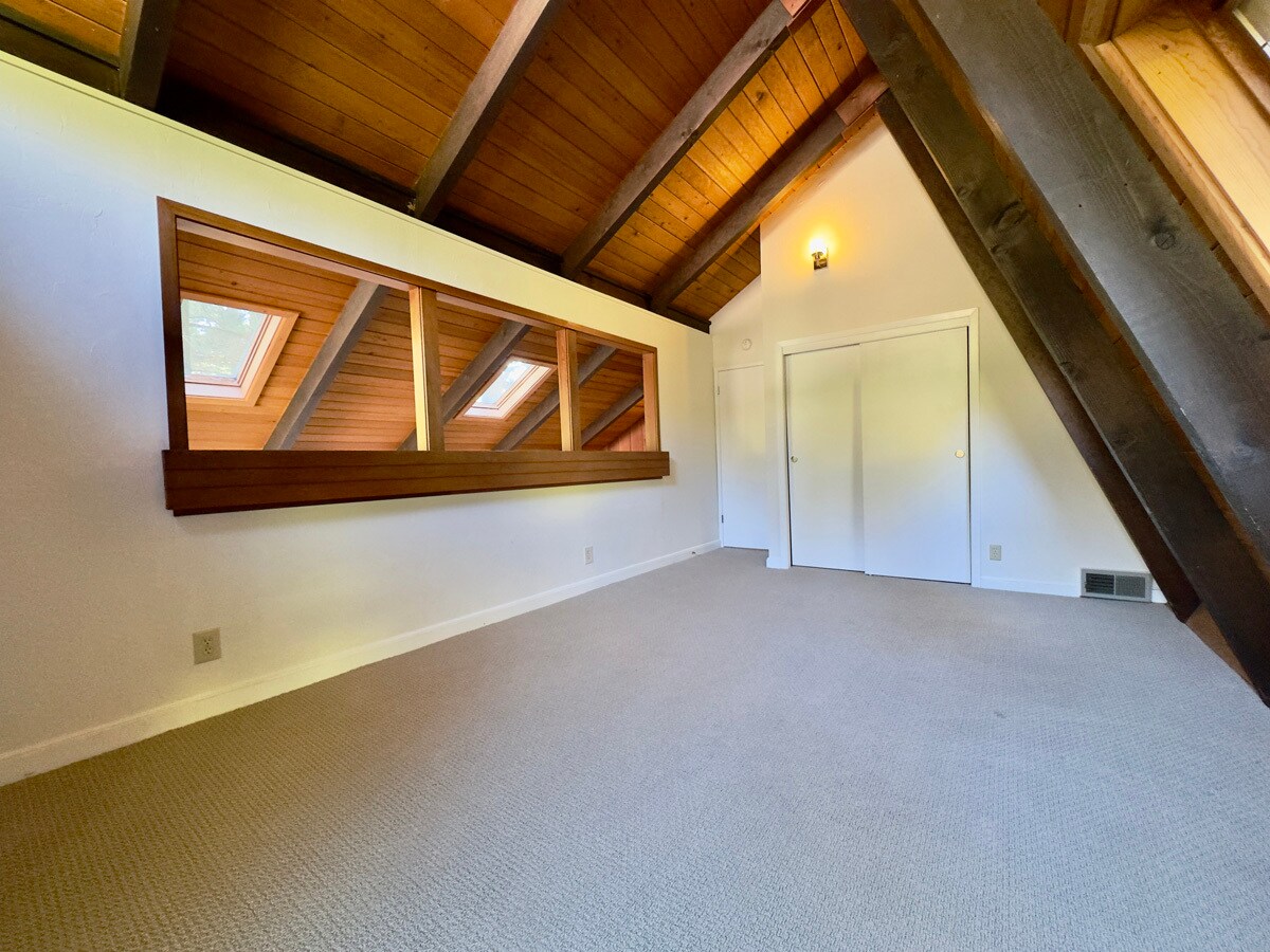 Building Photo - 6583 Valley View Rd