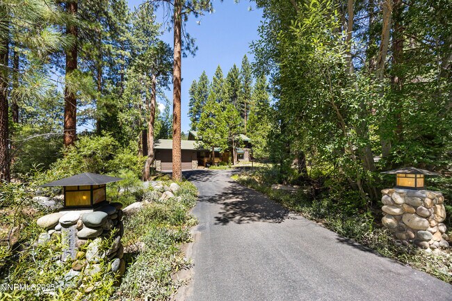 Building Photo - 445 Country Club Dr