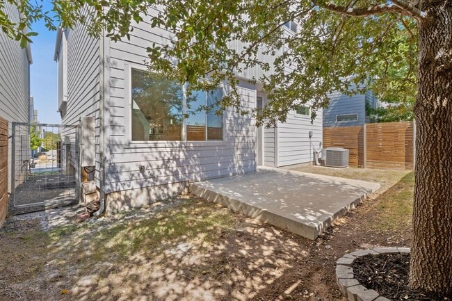 Building Photo - 801 N Bluff Dr