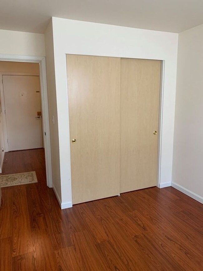 Building Photo - Spacious 2 bedroom with hardwood floors. W...