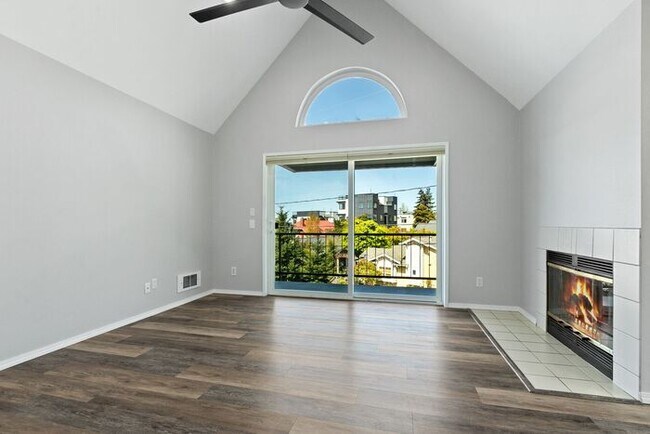 Building Photo - Beautifully Remodeled Top Floor Alki Condo with Views!