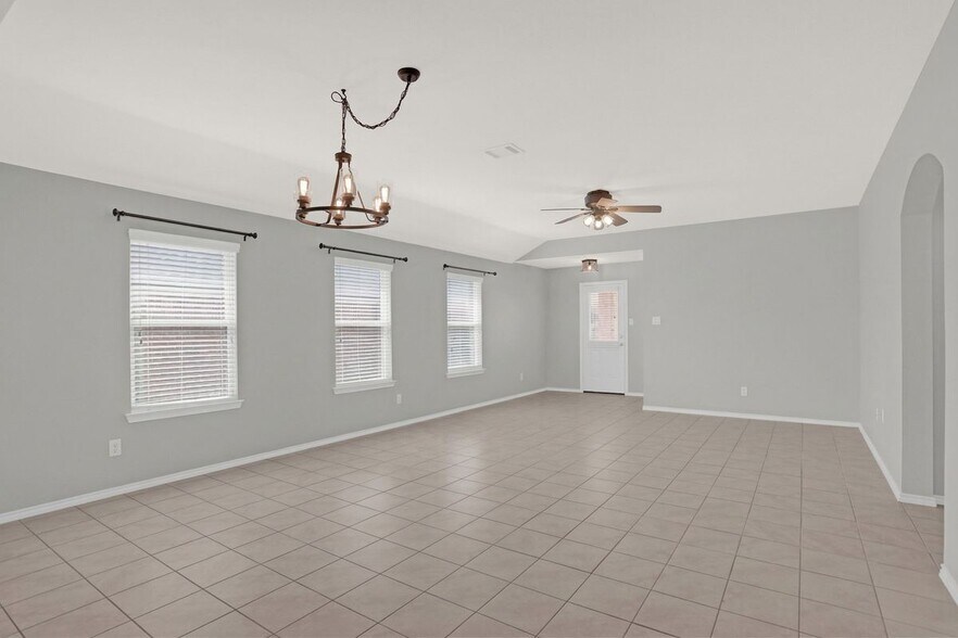 Building Photo - 904 Opal Path