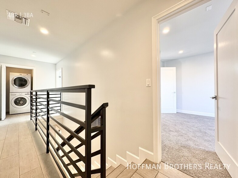 Building Photo - 6032 Romaine St