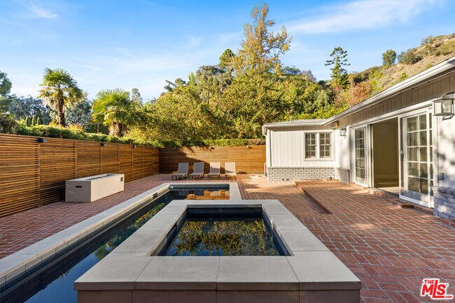 Building Photo - 9520 Gloaming Dr