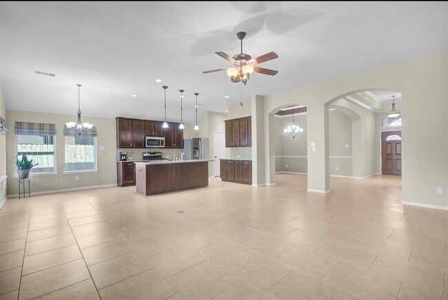 Building Photo - 2513 Golfcrest Dr