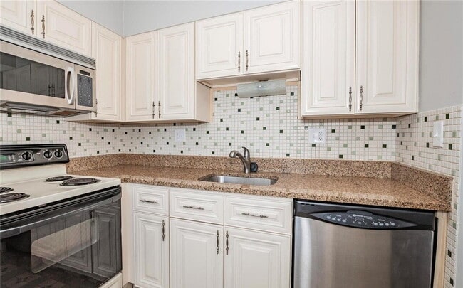 Building Photo - Bright & Spacious Unit with Natural Light