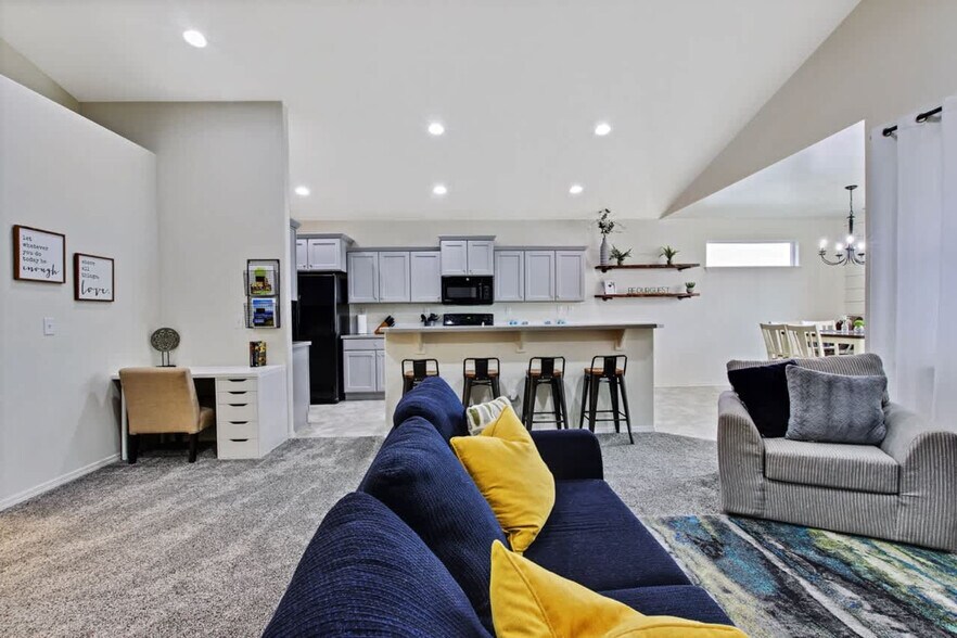 Building Photo - 2213 E Elm Grove Dr