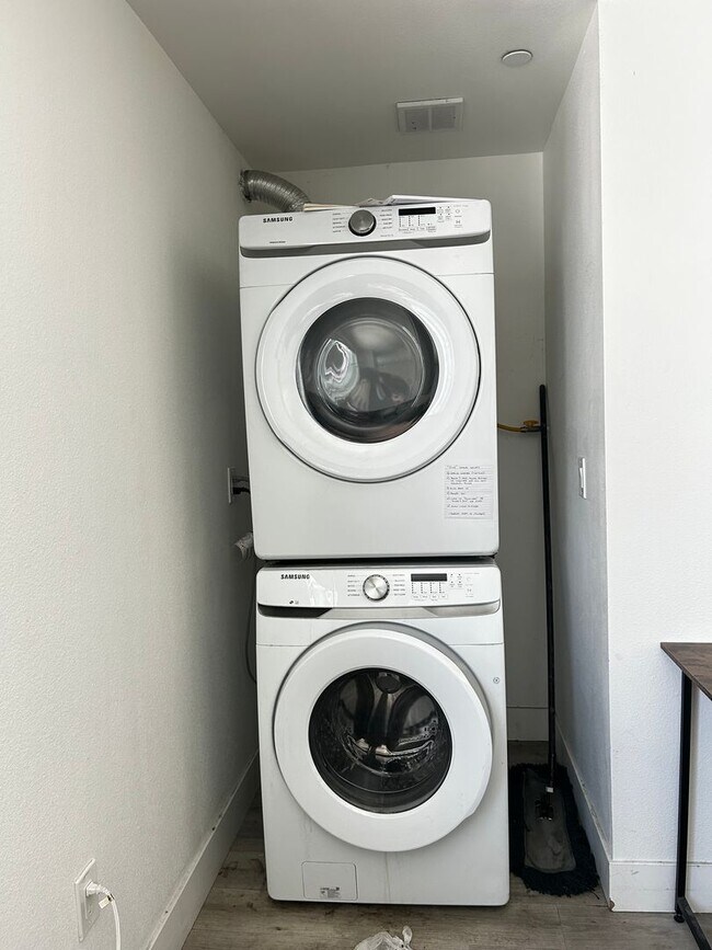 Building Photo - PRIVATE ROOM WITH PERSONAL BATHROOM & SHOWER