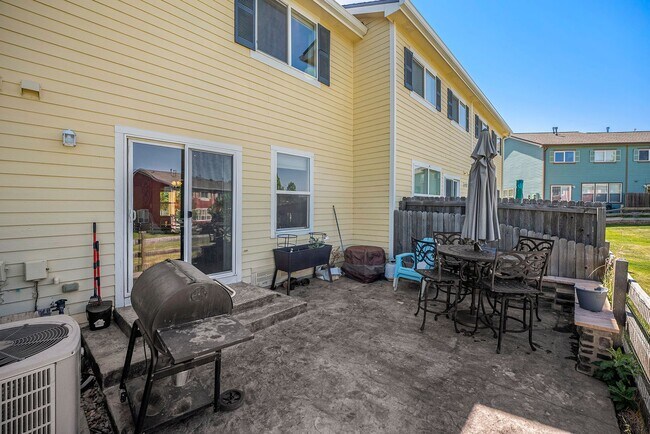 Building Photo - 2-Bedroom Townhome Near Downtown Erie