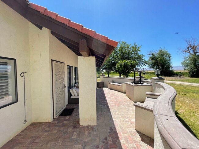 Building Photo - COMING SOON, Fully Furnished Desert Gem!