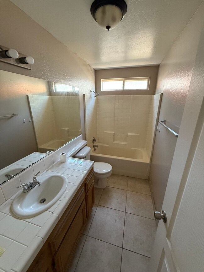 Building Photo - Spacious 4-Bedroom Home in Riverlakes Comm...