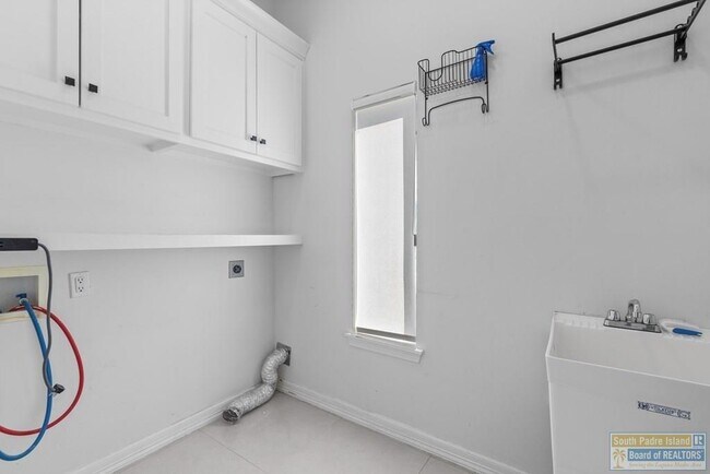 Building Photo - 7401 Hana Dr